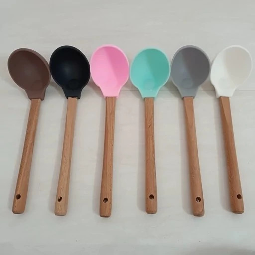 ملاقه سیلیکونی دسته چوبی